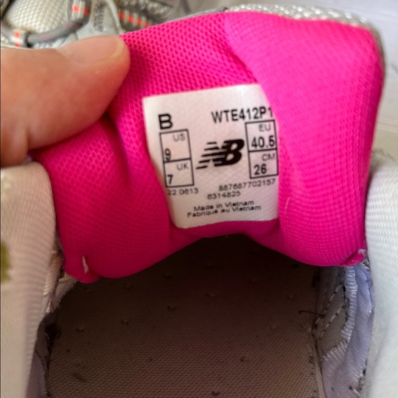 New Balance Gray and Pink Trail Sneakers Women's 9 Outdoor Hiking Running - Picture 12 of 14